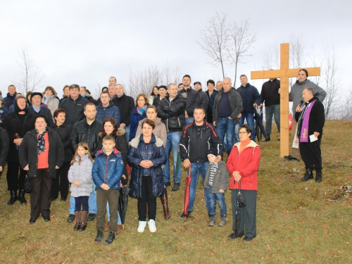 FOTO: Vlč. Ljubo Zadrić predvodio križni put na Uzdolu