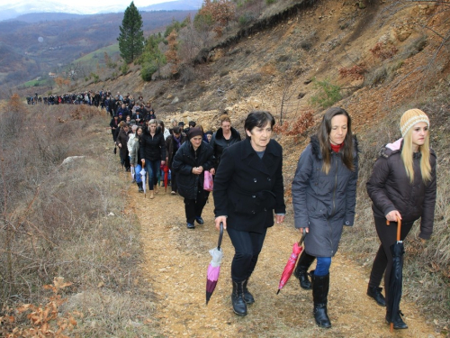 FOTO: Fra Andrija Jozić predvodio križni put na Uzdolu