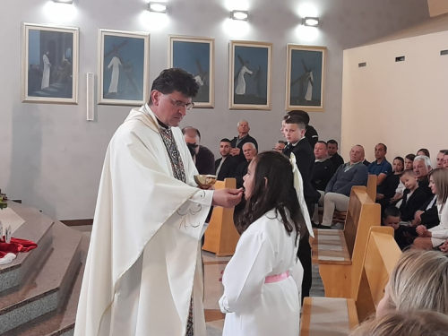 FOTO: Krizma i prva pričest u župi Uzdol