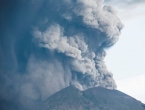 Vulkan na Baliju baca pepeo 4 kilometra u zrak, tisuće turista zaglavile na otoku