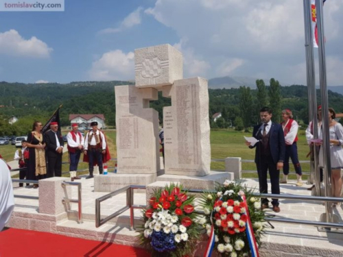 Tomislavgrad: Otkriven spomenik poginulim braniteljima iz 1. i 2. svjetskog te Domovinskog rata