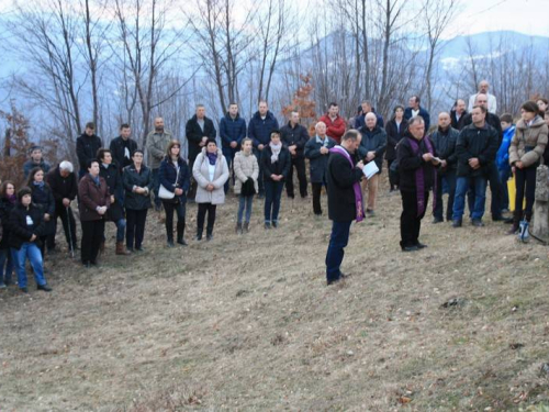 FOTO: Vlč. mr. Pero Brajko predvodio Križni put na Uzdolu