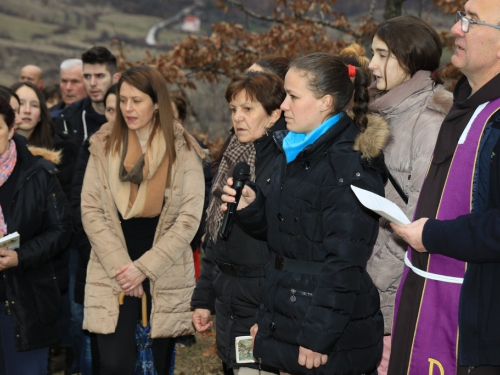 FOTO: Fra Andrija Jozić predvodio križni put na Uzdolu