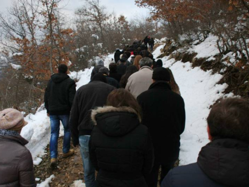 FOTO: Vlč. Ivan Karača predvodio Križni put na Uzdolu