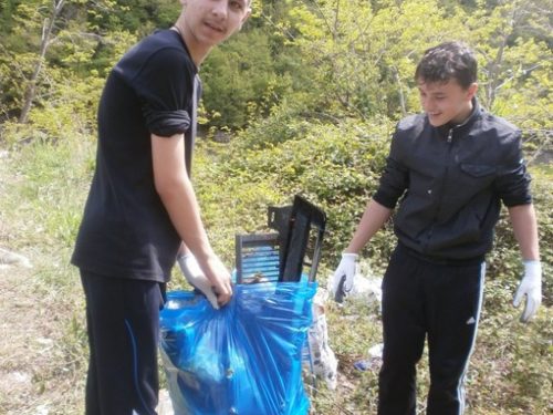 Učenici OŠ Ivan Mažuranić Gračac proveli akciju čišćenja okoliša u sklopu projekta Let’s Do It