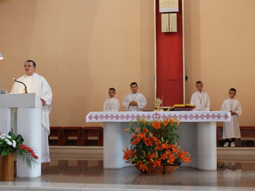 FOTO: 16. festival duhovne glazbe ''Djeca pjevaju Isusu'' u župi Prozor