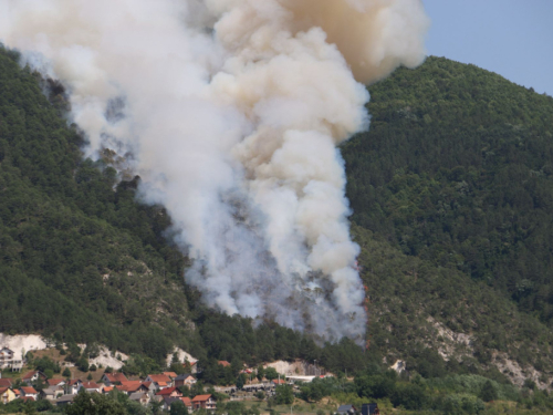 VIDEO: Veliki požar iznad Podbora: Vjetar otežava gašenje nepristupačnog terena