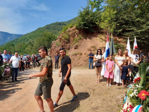 FOTO/VIDEO: Na Pomenu obilježena 29. obljetnica stradanja hrvatskih branitelja