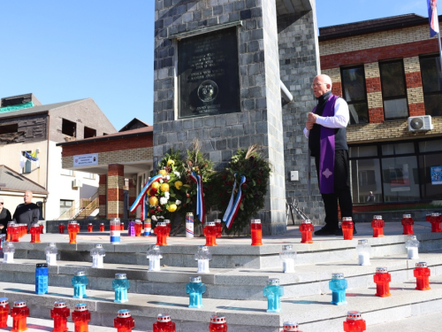 FOTO: Svi sveti - U Prozoru zapaljene svijeće za poginule i preminule branitelje