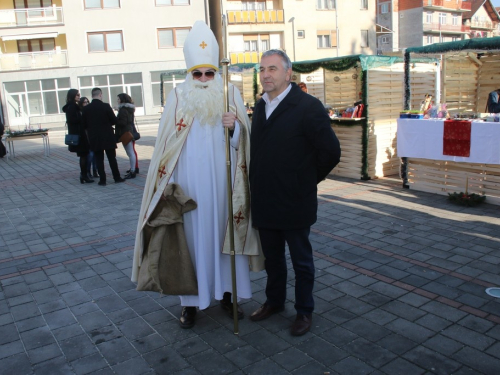 U Prozoru svečano otvoren Božićni sajam