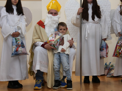 FOTO: Sveti Nikola razveselio najmlađe u župi Rumboci