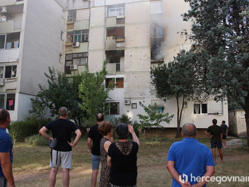 Mostar: Muškarac zapalio stan; Policija ga iz buktinje izvela s lisicama na rukama