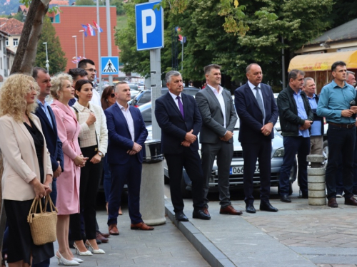 FOTO: Polaganjem vijenaca i svečanom sjednicom započelo obilježavanje Dana općine