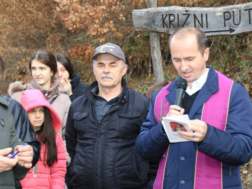 FOTO: Mr. Pero Brajko predvodio put križa na Uzdolu