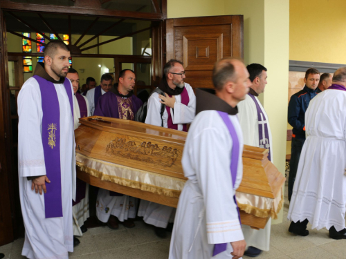 FOTO: Sahranjen fra Mario Radman, bivši župnik župe Rumboci