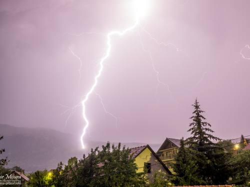 FOTO: Munje noćas 'parale' nebo iznad Rame