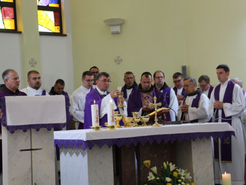 FOTO: Sahranjen fra Mario Radman, bivši župnik župe Rumboci