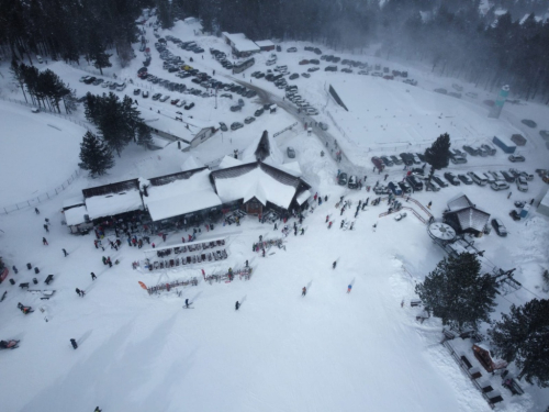 FOTO/VIDEO: Izletnici na Blidinju uživaju u snijegu - pogledajte snimke iz zraka