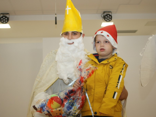 FOTO: Sv. Nikola razveselio mališane u Rumbocima