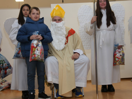 FOTO: Sveti Nikola razveselio najmlađe u župi Rumboci