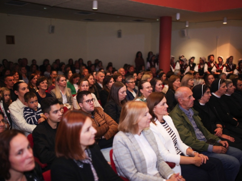 FOTO/VIDEO: Večer folklora u Prozoru