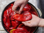 Trik koji će vam olakšati guljenje paprika za zimnicu