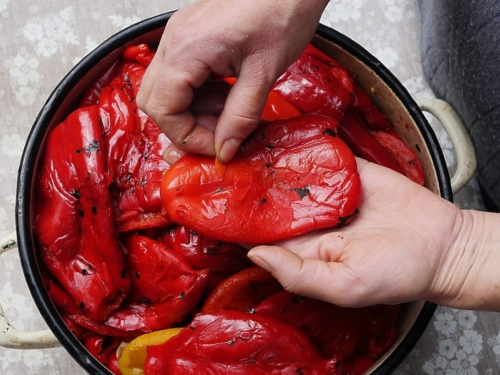 Trik koji će vam olakšati guljenje paprika za zimnicu