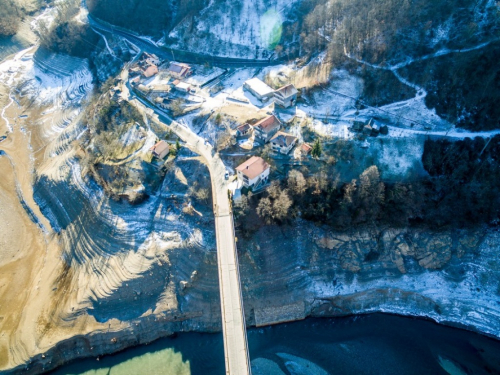 FOTO/VIDEO: Jablaničko jezero povuklo se iz Donje Rame