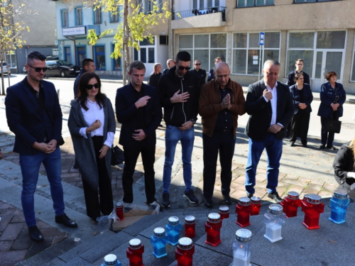 FOTO: Svi sveti - U Prozoru zapaljene svijeće za poginule i preminule branitelje