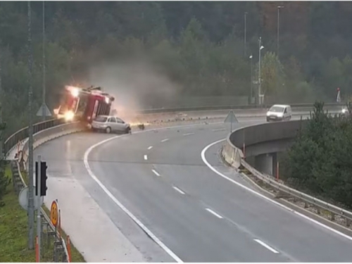 Slovenija: Kamion pao s nadvožnjaka, vozač poginuo