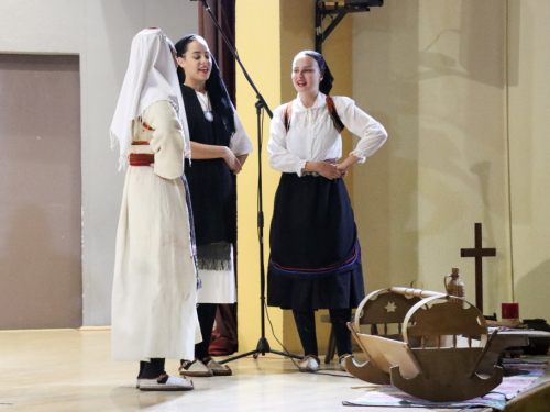 FOTO: Večer folklora u Domu kulture: Susret tradicije, glazbe i zajedništva