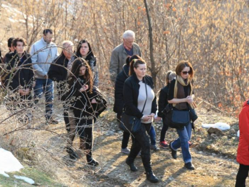 FOTO: Fra Andrija Jozić predvodio Križni put na Uzdolu