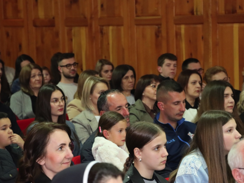 FOTO: ''Duhovni boj'' na Šćitu: Snažna poruka i dojmljiva izvedba oduševili prepunu dvoranu