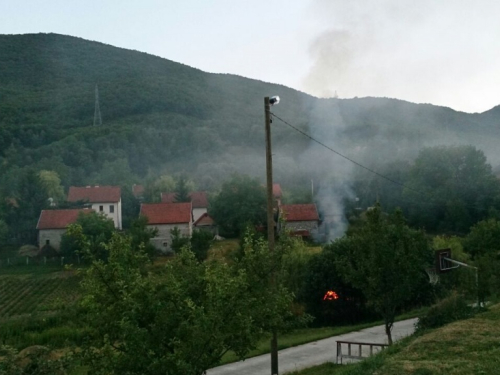 FOTO: Paljenjem svitnjaka Rama dočekuje sv. Ivu
