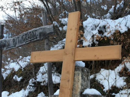 FOTO: Vlč. Ivan Karača predvodio Križni put na Uzdolu