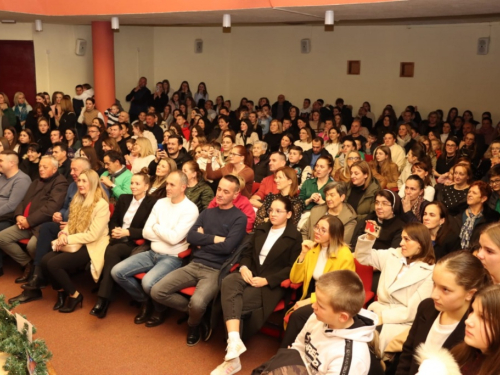 FOTO: Mažoretkinje priredile humanitarni koncert 'Katarinina božićna bajka'