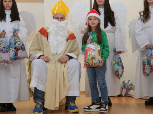 FOTO: Sveti Nikola razveselio najmlađe u župi Rumboci
