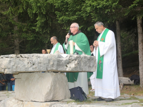 FOTO: Na Vranu služena sv. misa za poginule duvandžije