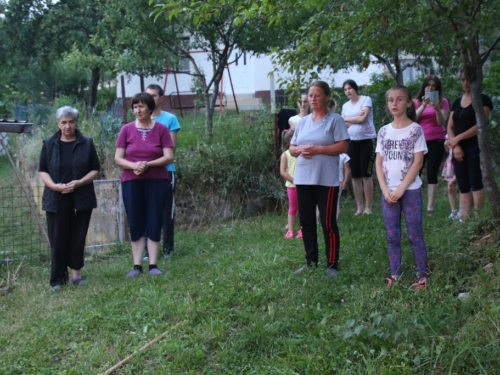 FOTO: Paljenjem svitnjaka Rama dočekuje sv. Ivu