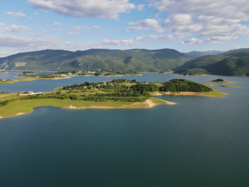 FOTO/VIDEO: Vikendice obitelji Bešker - idealno mjesto za odmor uz Ramsko jezero