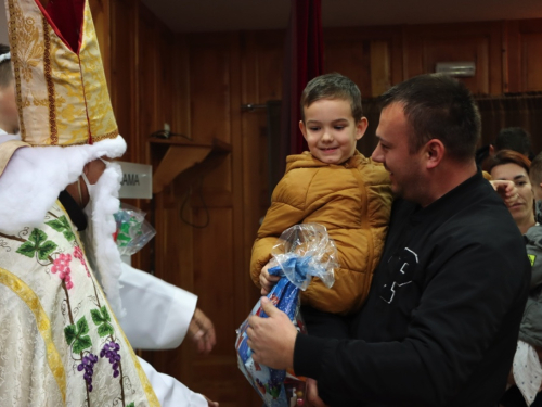 FOTO: Sv. Nikola i ove godine razveselio djecu u župi Rama-Šćit