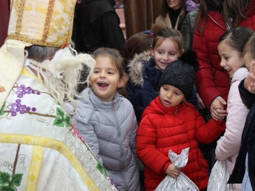 FOTO: Sv. Nikola i ove godine razveselio djecu u župi Rama Šćit