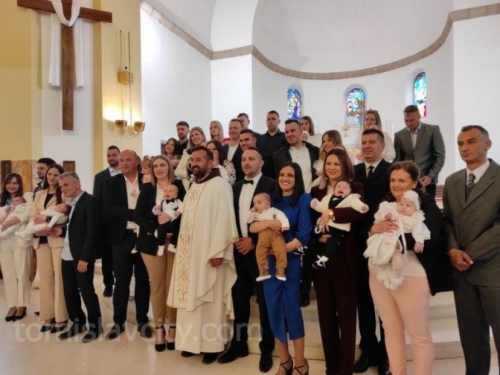 U duvanjskoj spomen – bazilici na Uskrsni ponedjeljak kršteno 14-ero djece!