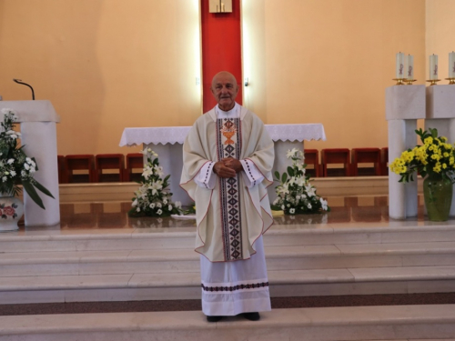 FOTO: Zlatna misa mons. Ante Meštrovića i Dan posvete crkve i duhovnih zvanja u župi Prozor