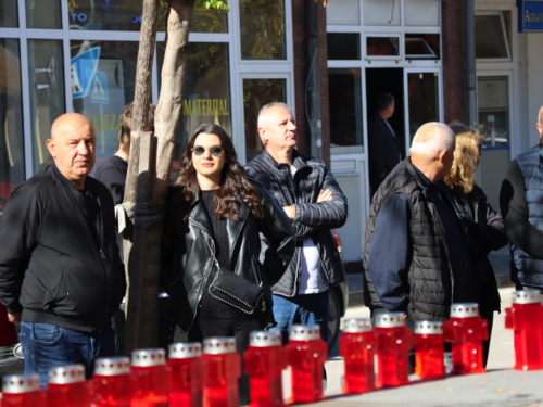 FOTO: Svi sveti - U Prozoru zapaljene svijeće za poginule i preminule branitelje