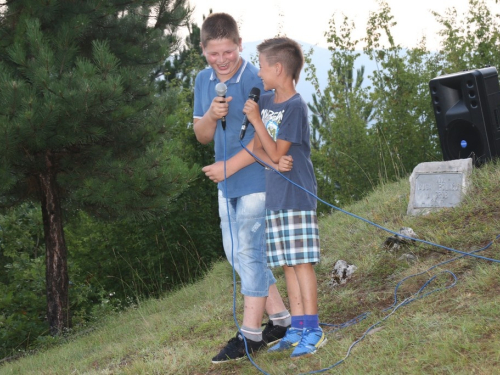 FOTO: Održana 10. kulturna večer na brdu Gračac u Podboru