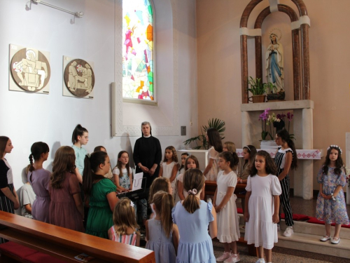 FOTO: 16. festival duhovne glazbe ''Djeca pjevaju Isusu'' u župi Prozor