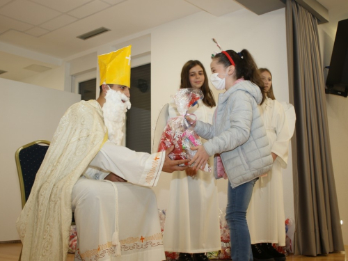 FOTO: Sv. Nikola razveselio mališane u Rumbocima