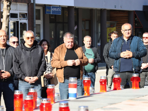 FOTO: Svi sveti - U Prozoru zapaljene svijeće za poginule i preminule branitelje