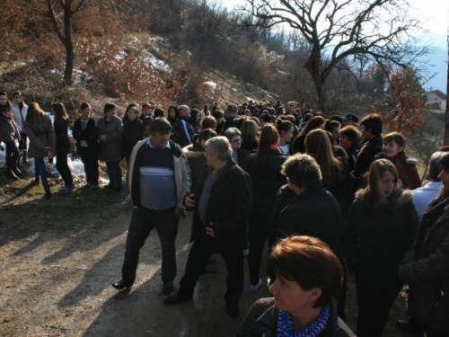 FOTO: Fra Andrija Jozić predvodio Križni put na Uzdolu